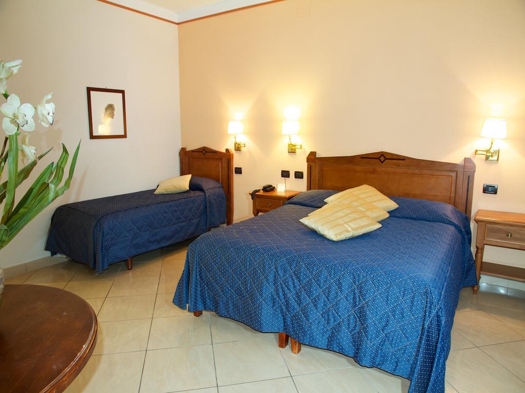 Ulisse Deluxe Hostel Sorrento Esterno foto