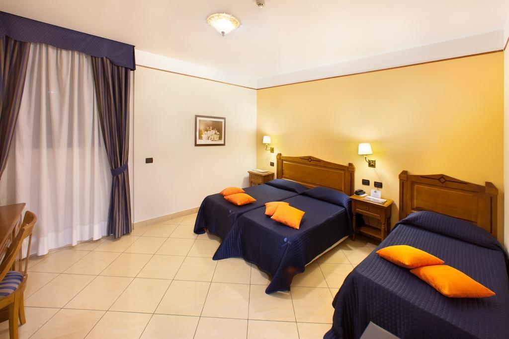 Ulisse Deluxe Hostel Sorrento Esterno foto