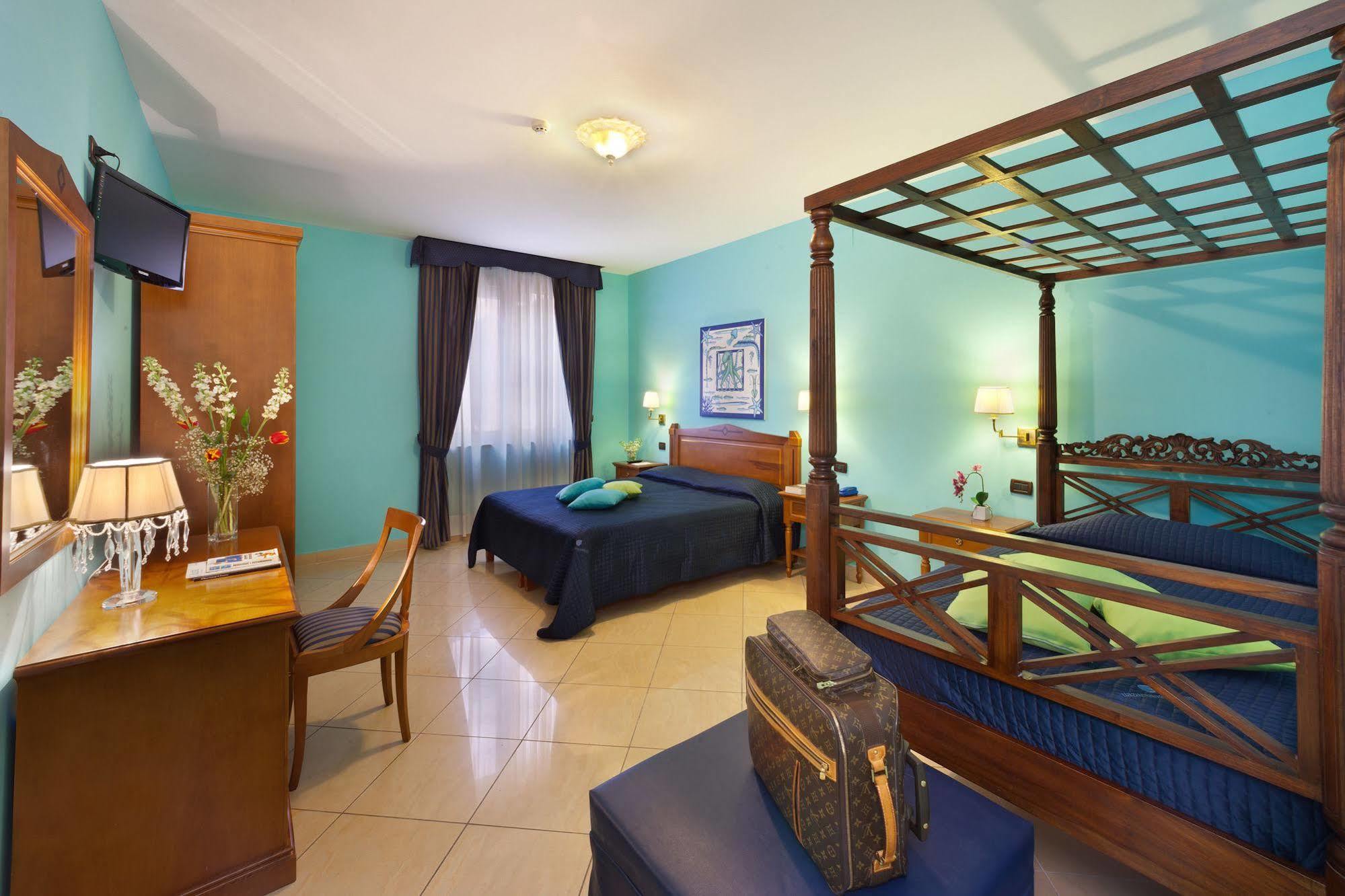 Ulisse Deluxe Hostel Sorrento Esterno foto