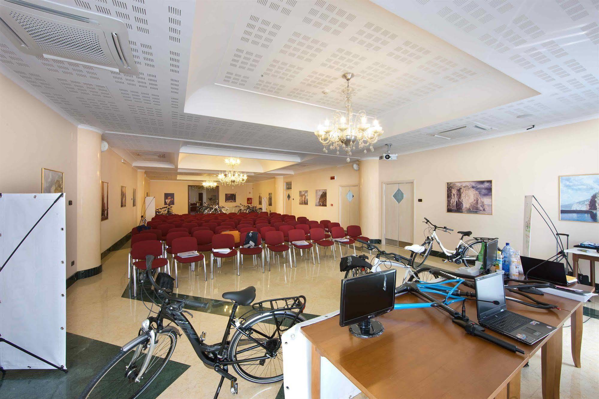 Ulisse Deluxe Hostel Sorrento Esterno foto